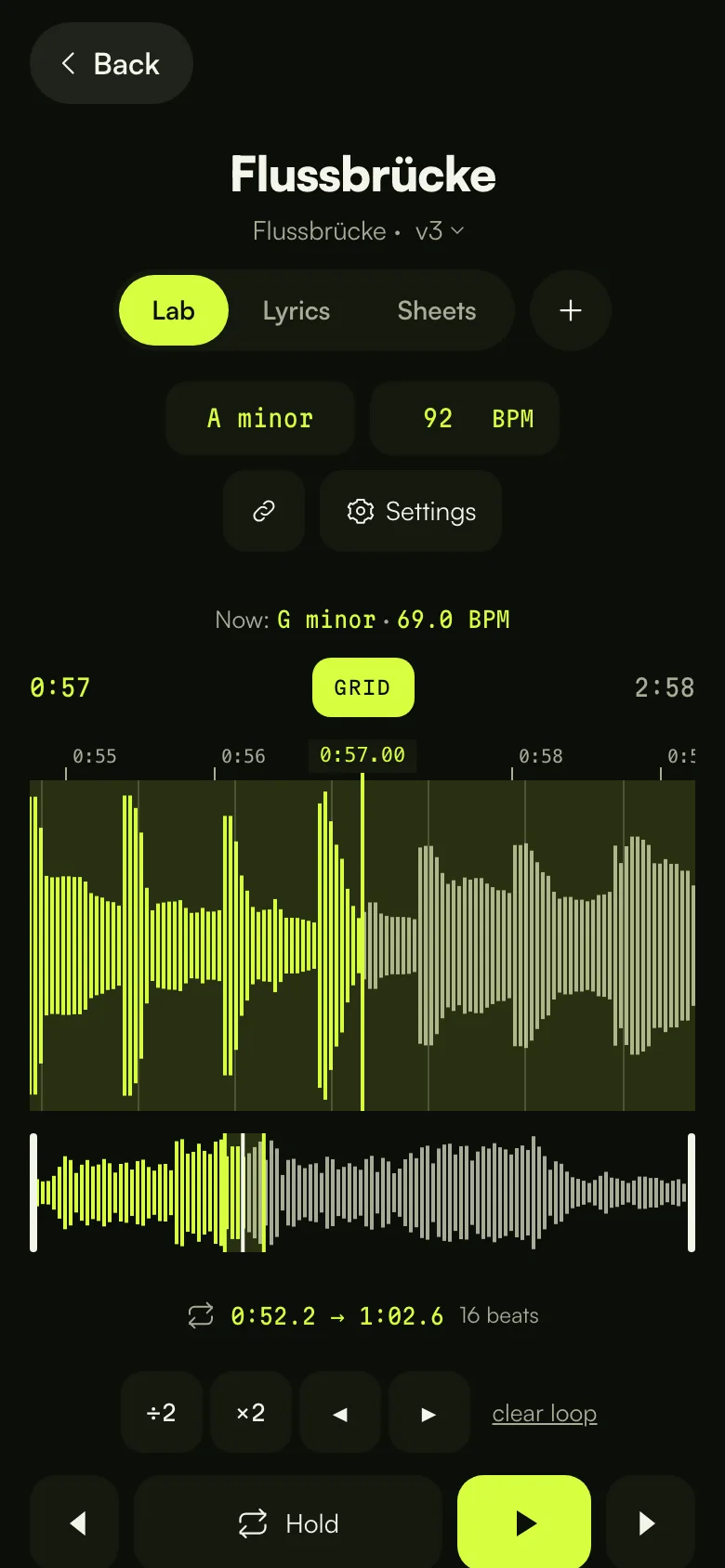 Das Lab auf dem Handy: Wellenform mit Beat-Raster, ein Loop, Tempo und Tonart, Geschwindigkeit und Tonhöhe