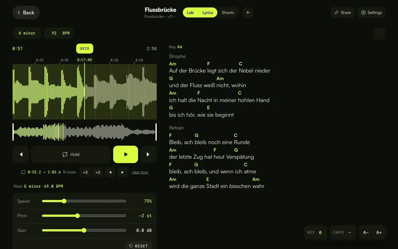 Am Computer das Lab neben dem Songtext mit den Akkorden über den Wörtern